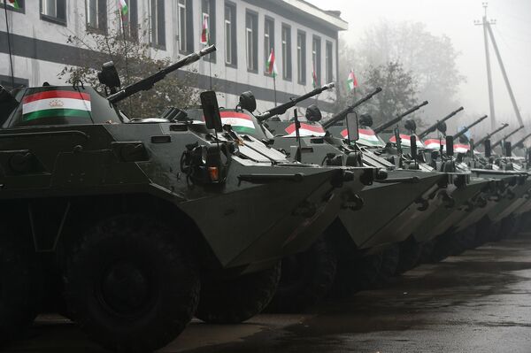 Наряду с личным составом МВД к параду подготовили десятки единиц различной бронетехники, имеющейся на вооружении защитников. - Sputnik Таджикистан