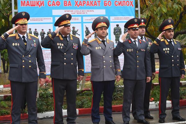 Парад военных ко Дню милиции принимали также руководители силовых структур и различных отделов Министерства внутренних дел. - Sputnik Таджикистан