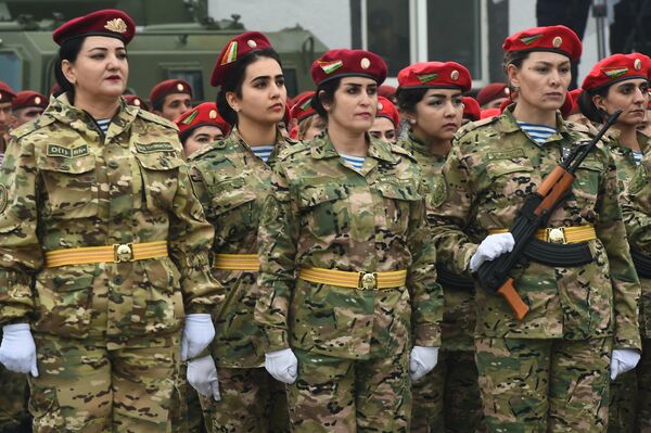 В параде МВД приняли участие около тысячи таджикских военных. - Sputnik Таджикистан