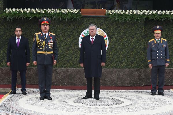 Поздравляя правоохранителей, президент отметил их заслуги перед страной в борьбе с преступностью, в установлении мира и  спокойствия в государстве. - Sputnik Таджикистан