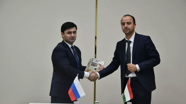 Қурбонзода Файзидин,сардори Раёсати таҳсилоти ибтидоии касбӣ, таълими калонсолон ва рушди ҳунармандии Вазорати меҳнат ва Абдуллоев Ҷумахон, намояндаи Ассотсиатсияи хатмкардагони Донишкадаи Политехникии Урал, Донишгоҳи давлатии Урал  - Sputnik Тоҷикистон