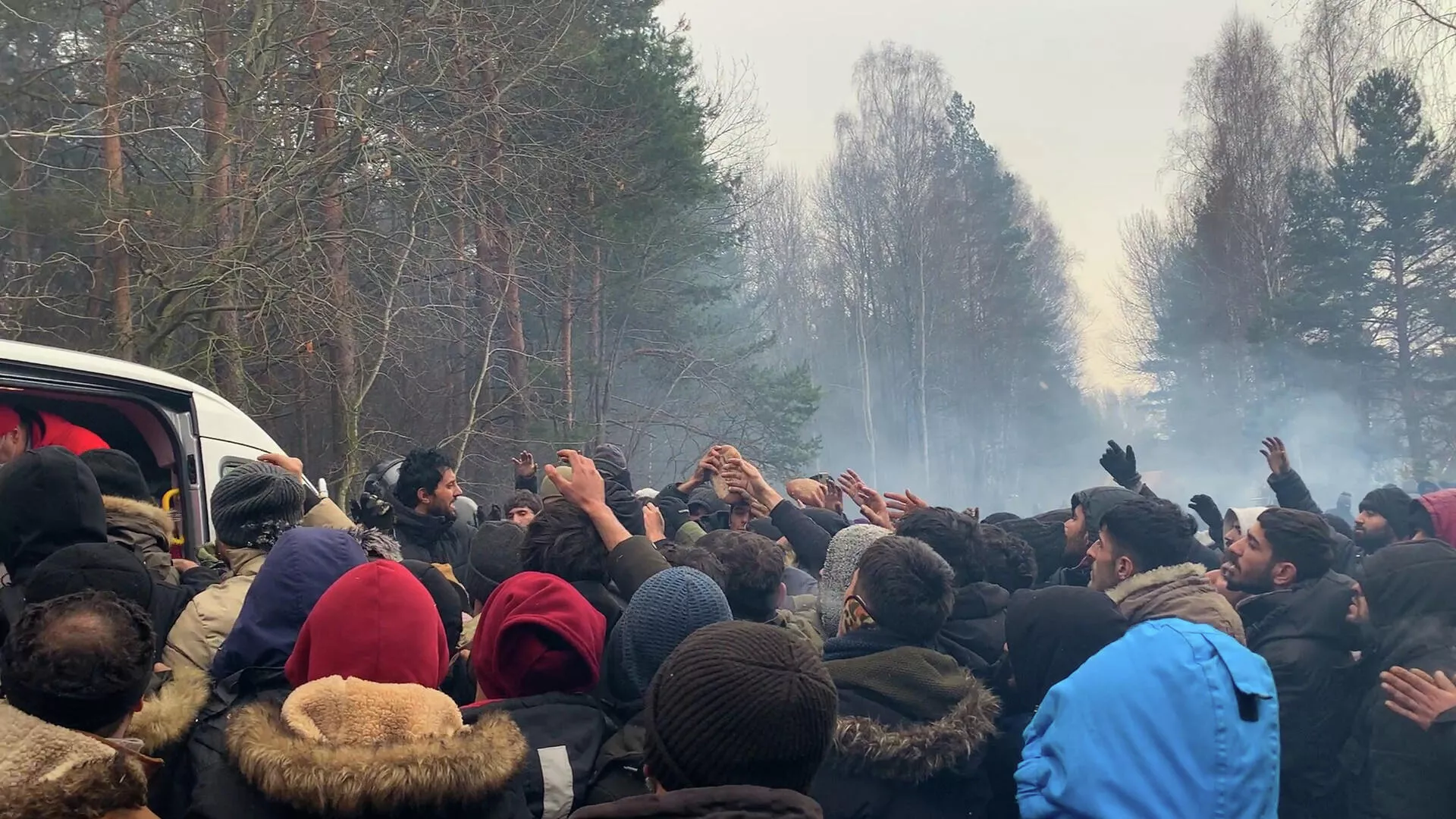 Давка на польско-белорусской границе во время раздачи еды мигрантам