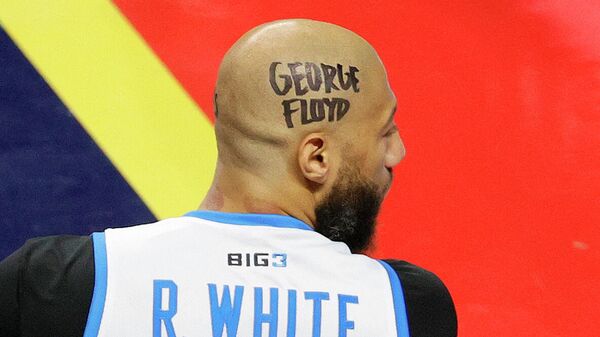 Американский баскетболист Ройс Уайт с надписью на затылке Джордж Флойд - Sputnik Таджикистан