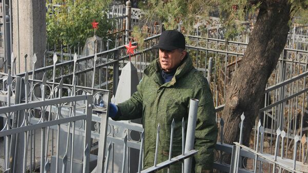Субботник в честь 80-летия контрнаступления советских войск под Москвой прошел в Душанбе - Sputnik Таджикистан