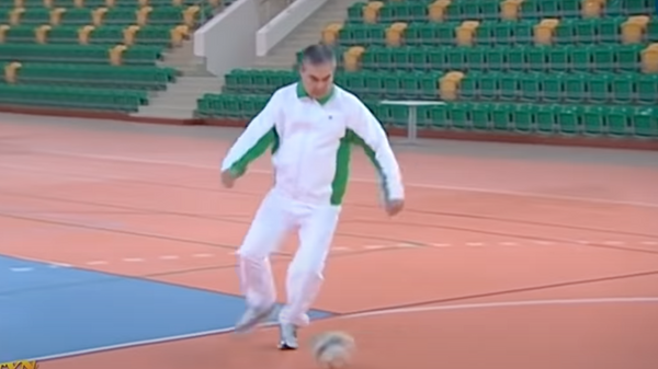 Президент Туркменистана Гурбангулы Бердымухамедов играет в футбол - Sputnik Таджикистан