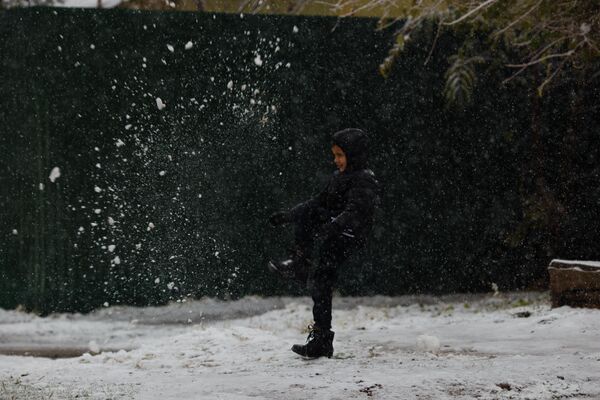 Естественно, дети обрадовались снежному покрывалу. - Sputnik Таджикистан