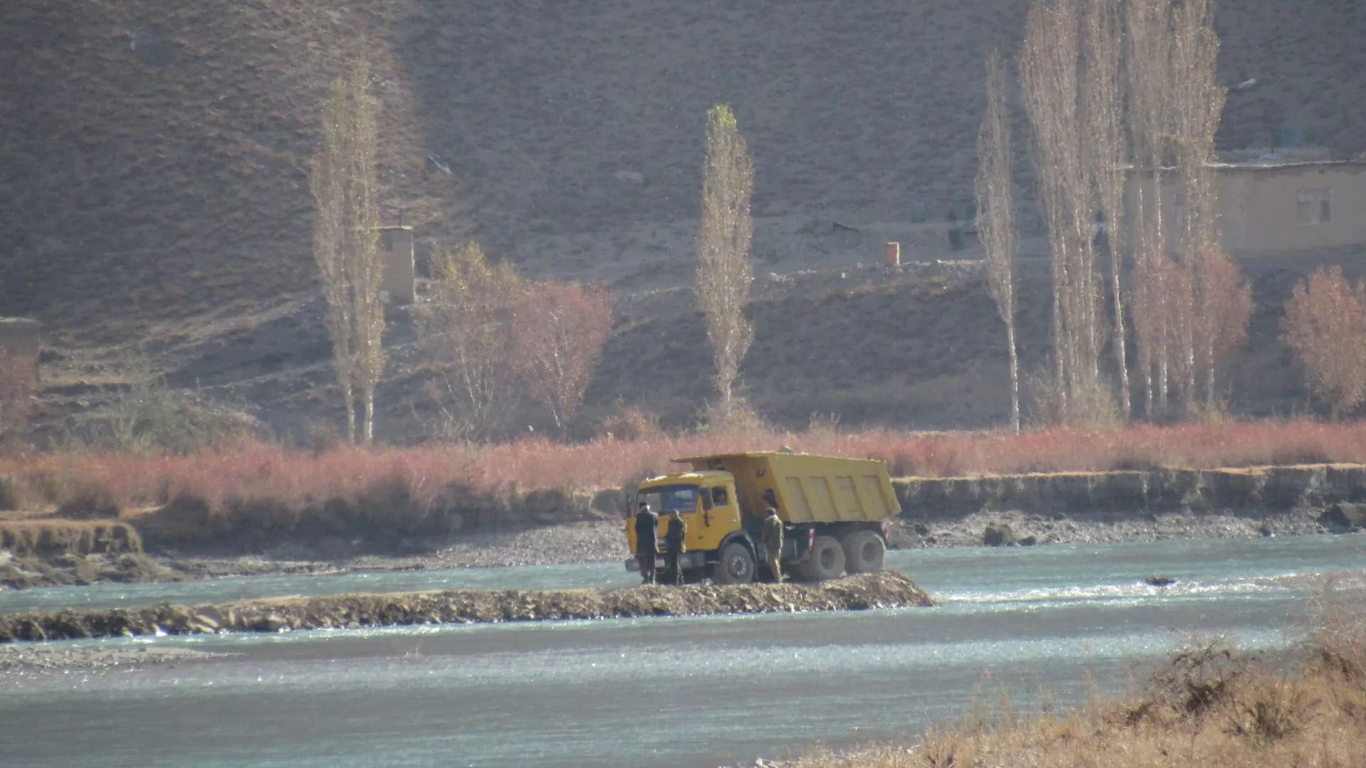 Соҳилмустаҳкамкунӣ дар ноҳияи Рӯшони  ВМКБ