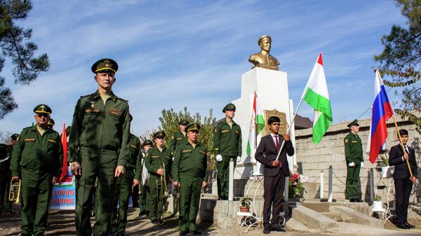 Военнослужащие 201-ой РВБ на открытии памятника герою гражданской войны Петру Шаталову - Sputnik Таджикистан