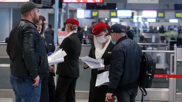 Пассажиры и сотрудник аэропорта  - Sputnik Таджикистан