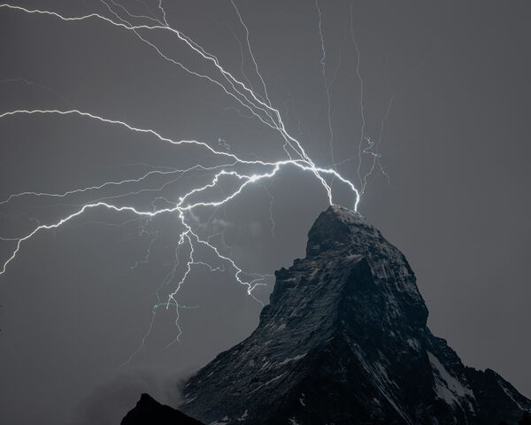 Награду за лучший &quot;Ночной пейзаж&quot; получил Пол Хэммет. Он запечатлел вершину Маттерхорн в Альпах во время грозы. - Sputnik Таджикистан