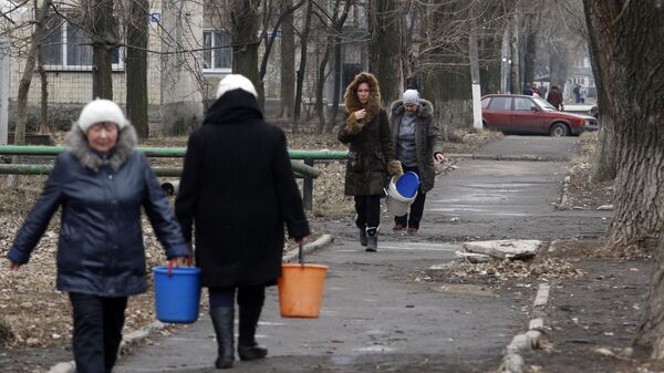 Жители Авдеевки идут за водой - Sputnik Таджикистан