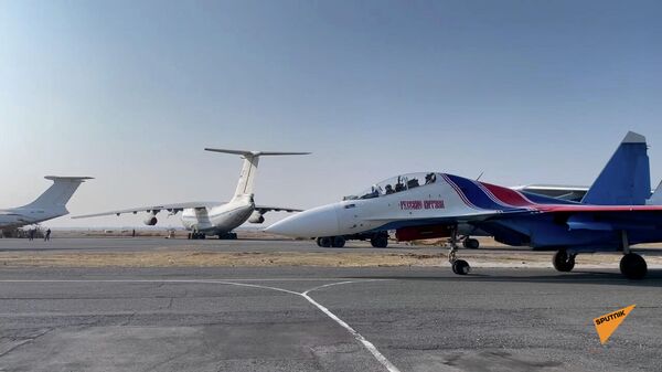 Русские витязи показали высший пилотаж на военном аэродроме в Ереване - Sputnik Тоҷикистон