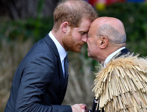Британский принц Гарри получает &quot;хонги&quot; - традиционное приветствие маори (коренного народа Новой Зеландии), во время которого прижимаются носами. - Sputnik Таджикистан