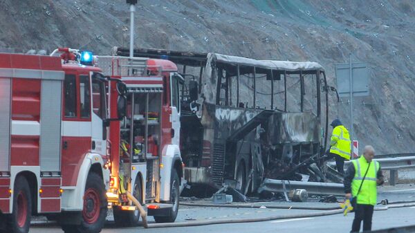 Полиция и спасатели рядом со сгоревшим автобусом в Болгарии - Sputnik Тоҷикистон