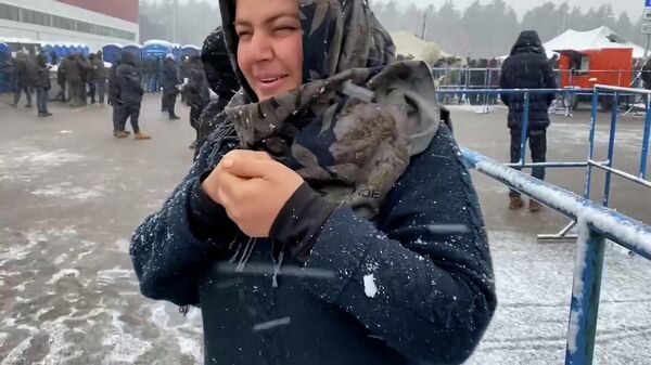 Мигранты пробуют на вкус первый снег в центре Брузги - Sputnik Таджикистан