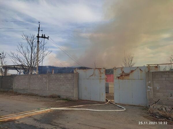 Очевидцы происшествия рассказали, что зарево утреннего пожара было видно далеко за пределами складов.  - Sputnik Таджикистан