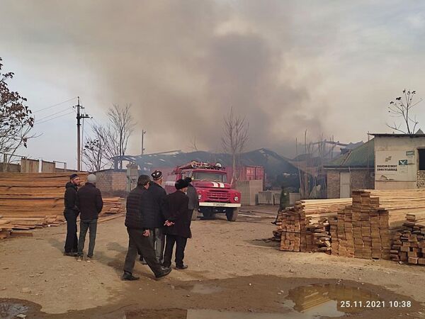 На севере Таджикистана в районе Мастчох на территории хлопкоперерабатывающего завода произошел сильный пожар. - Sputnik Таджикистан