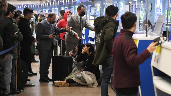 Мигранты в аэропорту - Sputnik Таджикистан