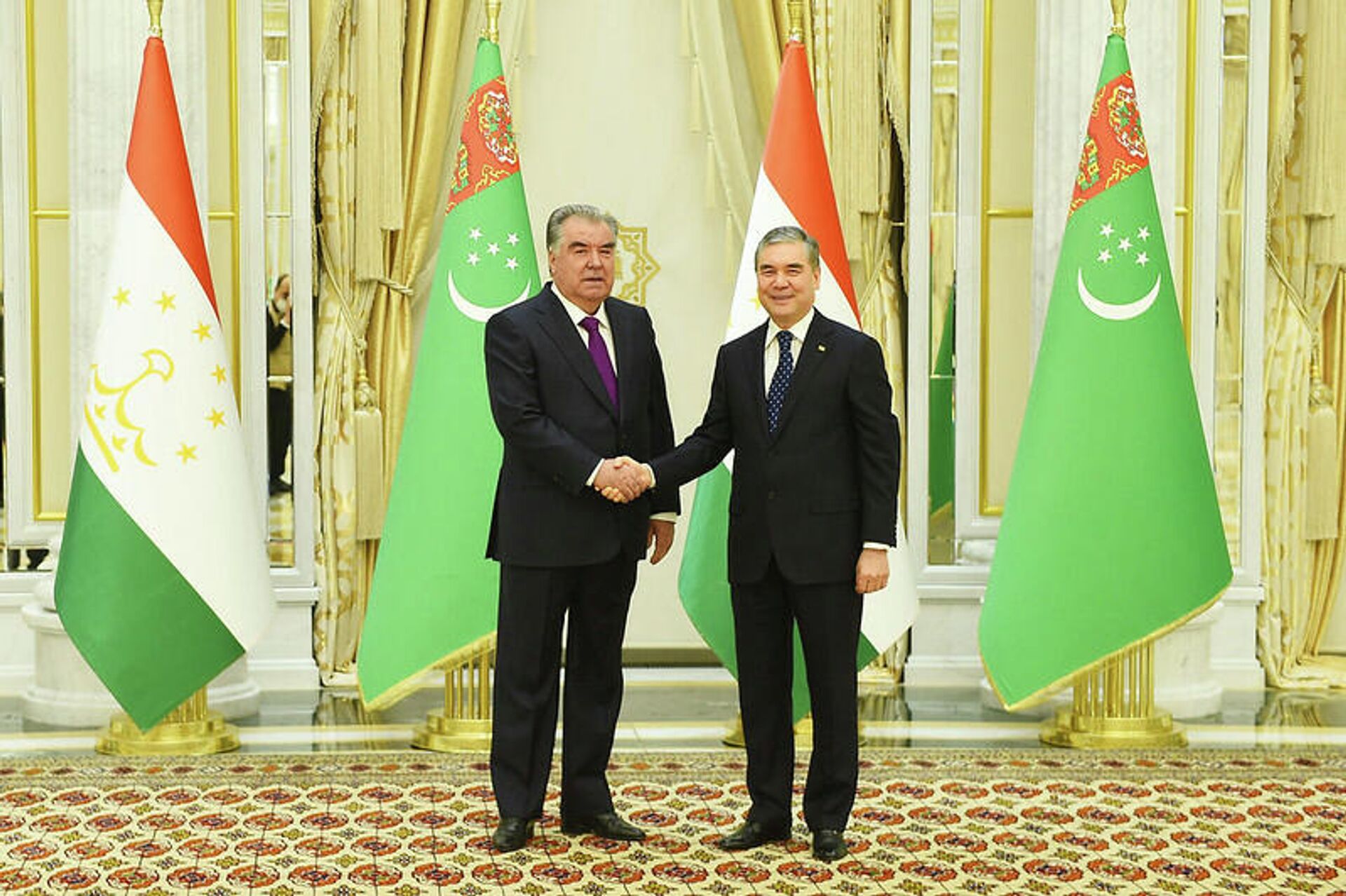 Президент Таджикистана Эмомали Рахмон и туркменский лидер Гурбангулы Бердымухамедов - Sputnik Таджикистан, 1920, 28.11.2021