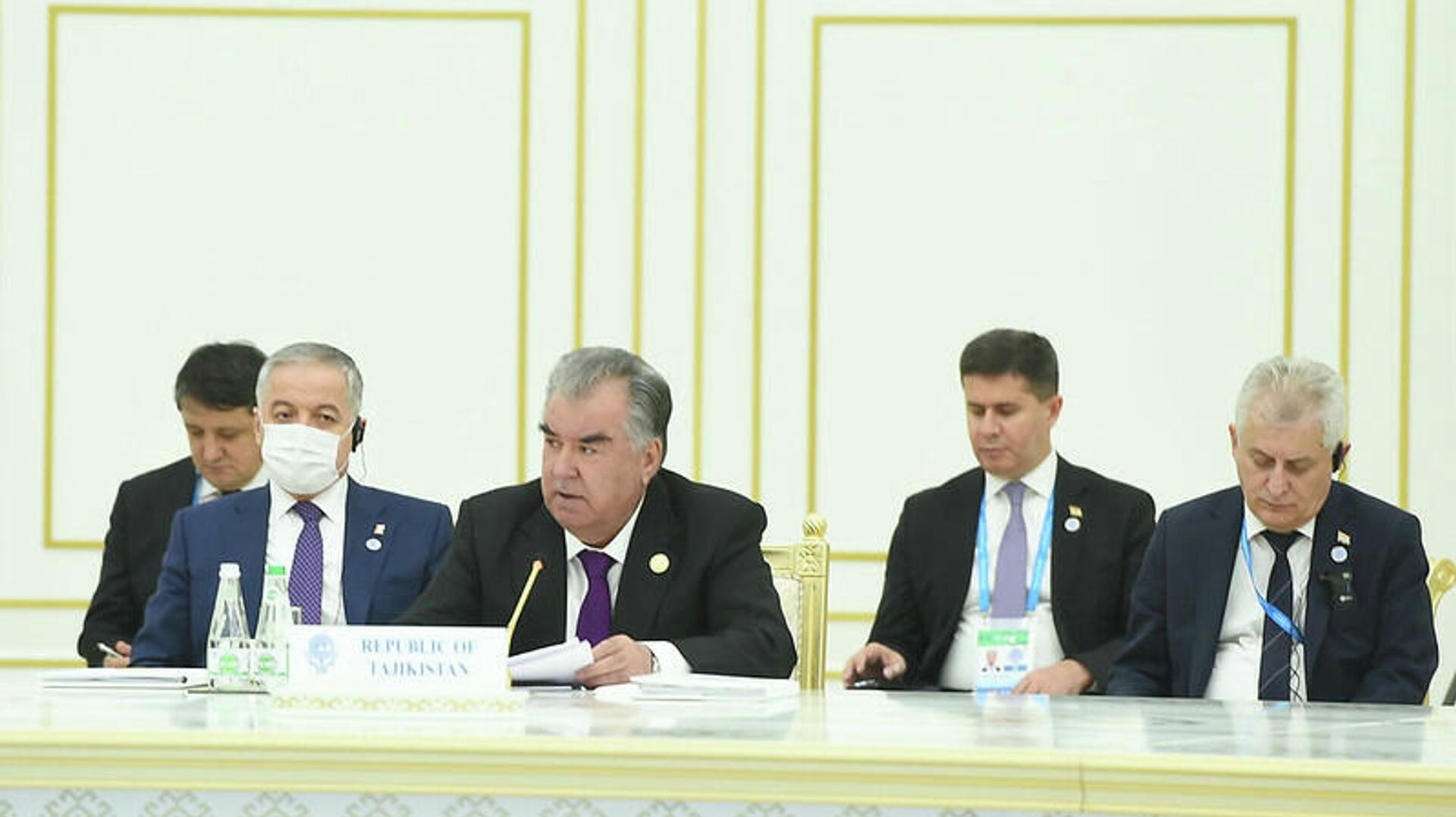 Президент Таджикистана Эмомали Рахмон выступает на саммите ОЭС - Sputnik Таджикистан, 1920, 28.11.2021