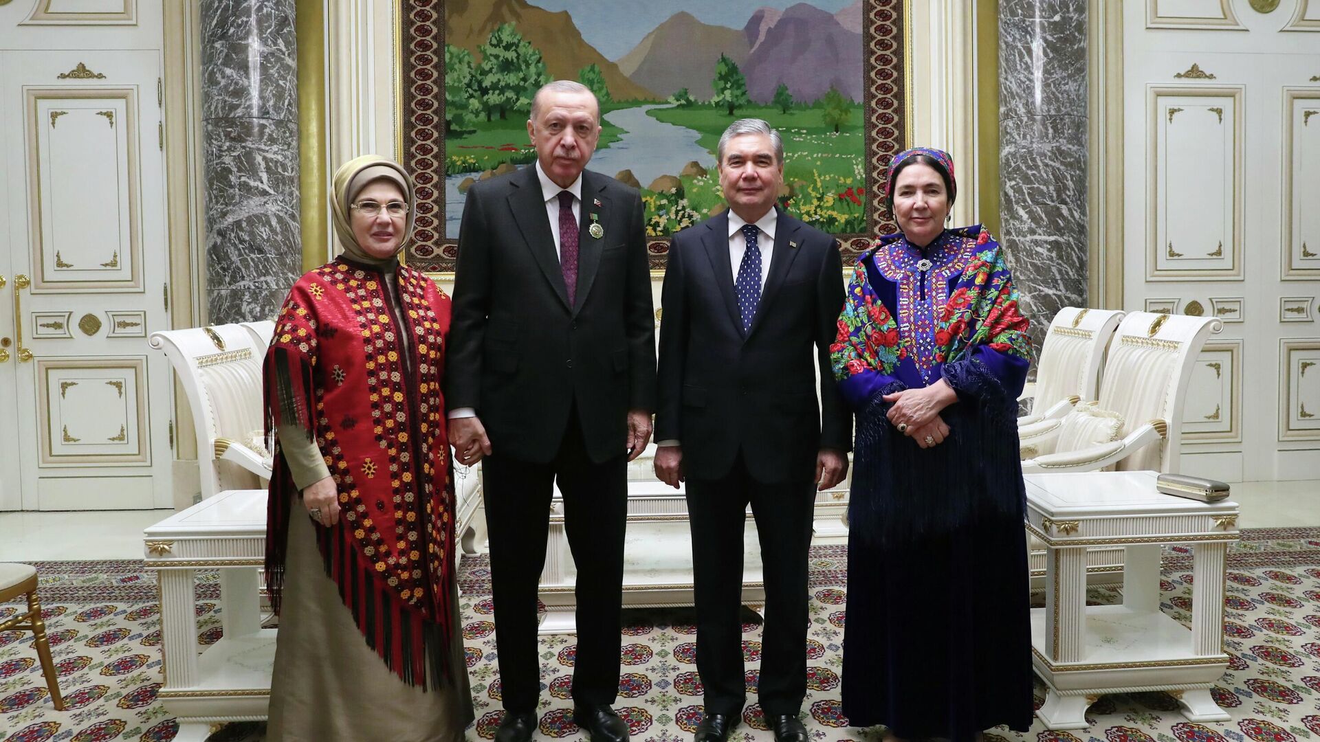 Президенты Туркменистана и Турции с супругами - Sputnik Таджикистан, 1920, 29.11.2021