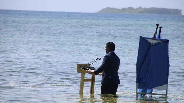 Глава МИД Тувалу Саймон Кофе записывает выступление для климатического саммита ООН - Sputnik Таджикистан