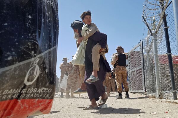 Беженцы пытаются сбежать в Пакистан после захвата власти в Афганистане талибами. - Sputnik Таджикистан