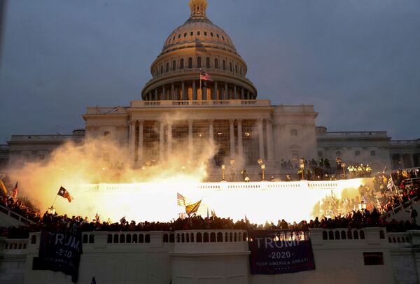 Взрыв при штурме Капитолия сторонниками экс-президента США Дональда Трампа, 6 января. - Sputnik Таджикистан