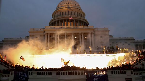 Взрыв у здания Капитолия во время протестов сторонников Дональда Трампа в Вашингтоне  - Sputnik Таджикистан