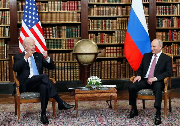 Президент России Владимир Путин и американский лидер Джо Байден во время первой личной встречи в качестве глав государств в Женеве на вилле Ла Гранж, 16 июня. Президент России Владимир Путин и американский лидер Джо Байден во время первой личной встречи в качестве глав государств в Женеве на вилле Ла Гранж, 16 июня. - Sputnik Таджикистан