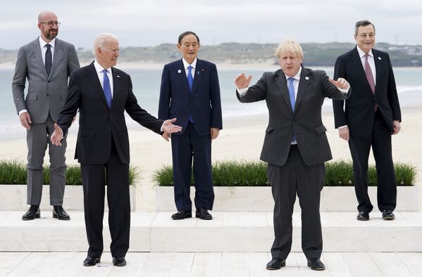 Лидеры G7 позируют во время группового фото на встрече в Англии, 11 июня. - Sputnik Таджикистан