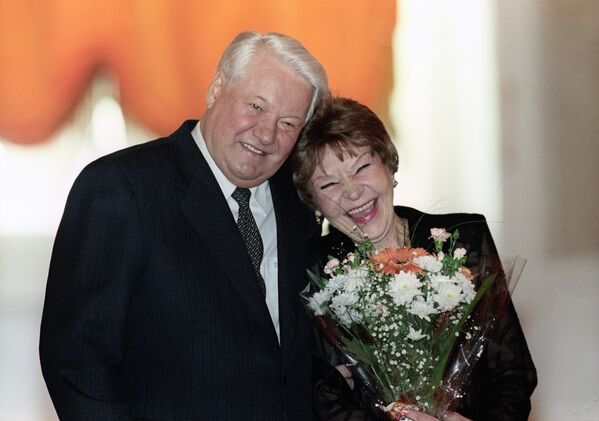 В 1999-м Нина Ургант также получила орден &quot;За заслуги перед Отечеством&quot; IV степени в Кремле. - Sputnik Таджикистан