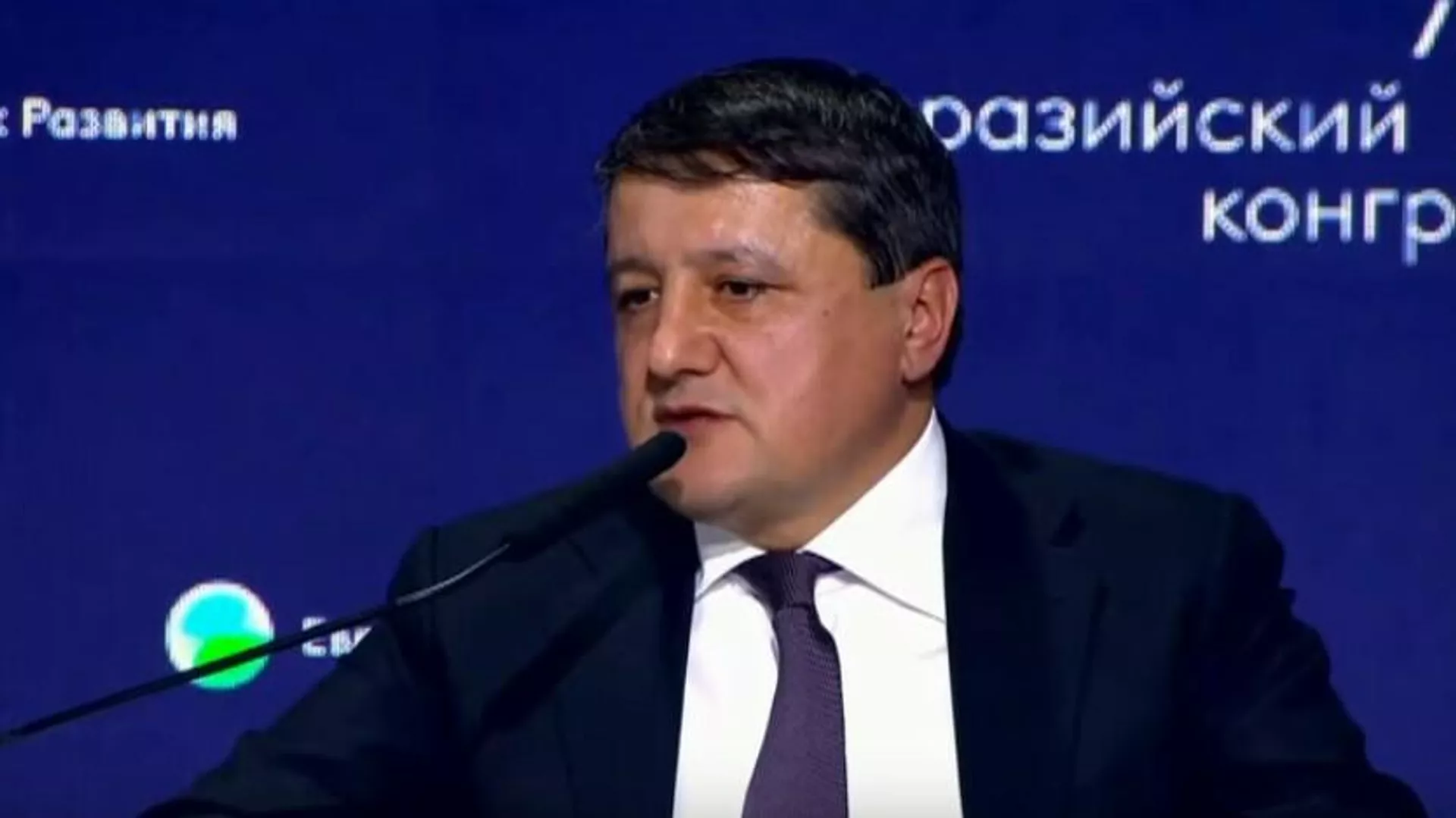 Суханронии Шералӣ Кабир, вазири саноат ва технологияҳои нави Тоҷикистон дар Конгресси дуюми АвруОсиё