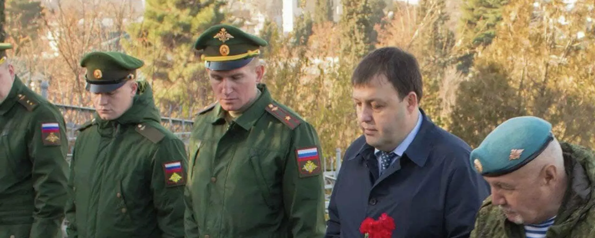 Российские военнослужащие в Таджикистане возложили цветы к могиле Неизвестного солдата - Sputnik Тоҷикистон, 1920, 04.12.2021