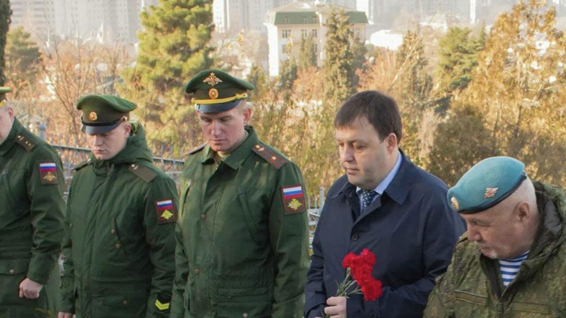 Российские военнослужащие в Таджикистане возложили цветы к могиле Неизвестного солдата - Sputnik Таджикистан, 1920, 04.12.2021