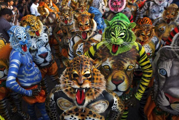 Артисты, преобразившись в полосатых хищников, выступают на параде тигра Пуликали в честь ежегодного праздника урожая в Индии. - Sputnik Таджикистан