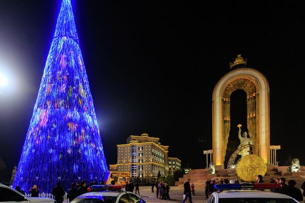 В Душанбе зажглась новогодняя елка. - Sputnik Таджикистан