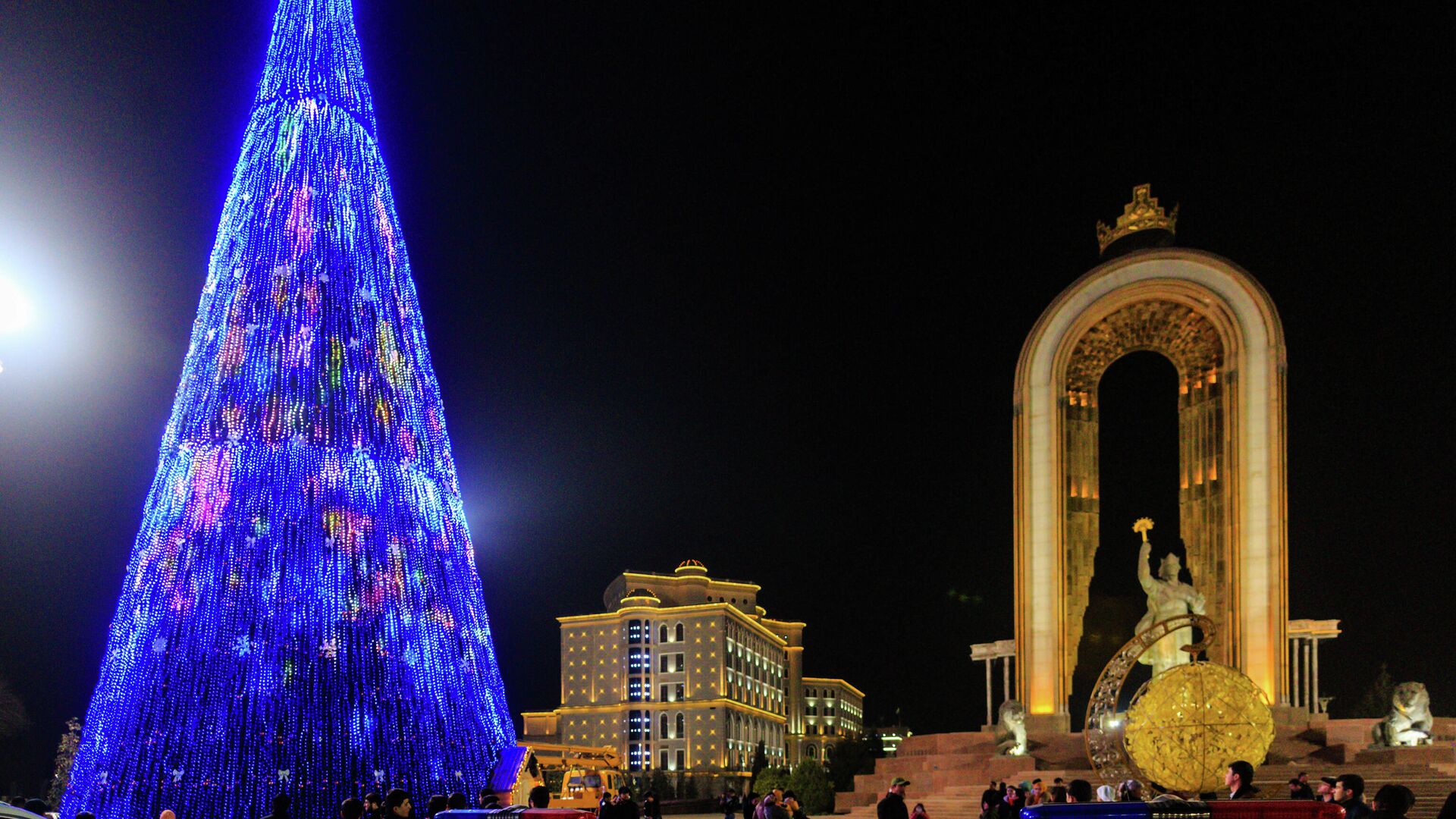 В Душанбе установили новогоднюю елку
 - Sputnik Таджикистан, 1920, 24.12.2021
