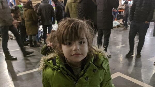 Бегают как электровеники: как живут маленькие мигранты на границе – видео - Sputnik Тоҷикистон