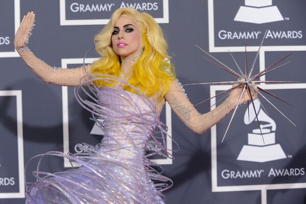 Леди Гага прибыла на церемонию вручения премии &quot;Грэмми&quot; в Лос-Анджелесе в футуристическом платье лавандового цвета от Armani Prive. - Sputnik Таджикистан