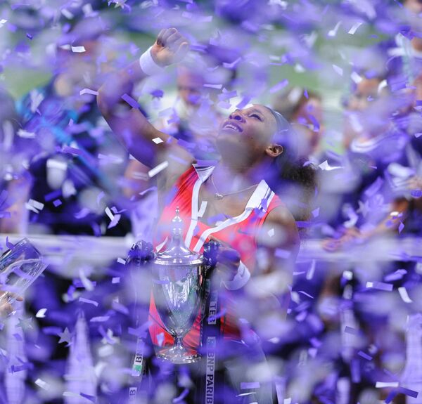 Американская профессиональная теннисистка Серена Уильямс из США держит трофей после победы в финале теннисного турнира чемпионата WTA против Марии Шараповой. - Sputnik Таджикистан