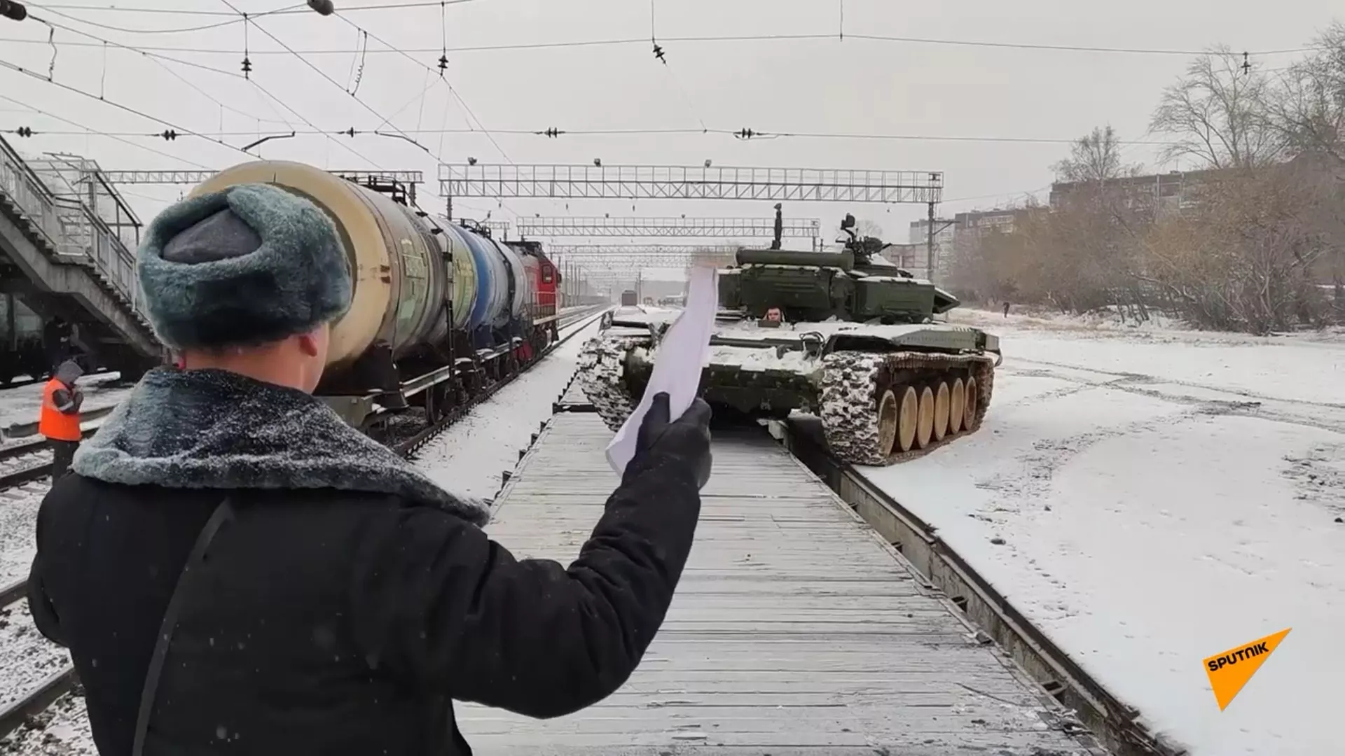 
Экипажам 201-й РВБ вручили новые танки Т-72Б3М
