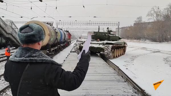 
Экипажам 201-й РВБ вручили новые танки Т-72Б3М
 - Sputnik Таджикистан