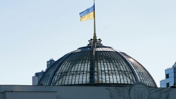 Флаг на крыше Верховной Рады Украины в Киеве. - Sputnik Тоҷикистон