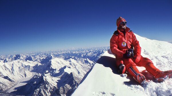 Альпинист на вершине горы Чогори (К2), второй по высоте горной вершине Земли - Sputnik Таджикистан