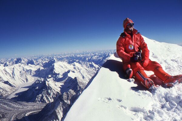 Специалист по скалолазанию Беда Фустер на вершине второй по высоте горной вершины Земли. К2 или Чогори - самый северный восьмитысячник мира. - Sputnik Таджикистан