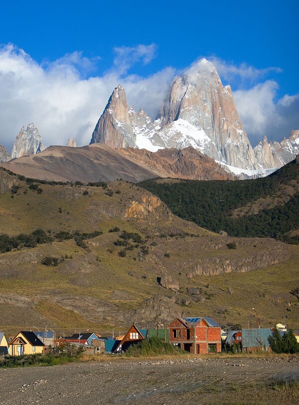 Местечко Эль Чальтен у подножия горы Фитц-Рой. Это вершина в Патагонии в пограничной области между Аргентиной и Чили. - Sputnik Таджикистан