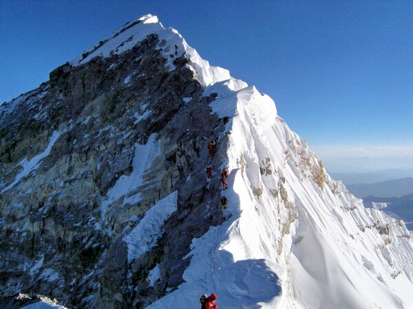 Ступень Хиллари— крутой, почти вертикальный склон горы Эверест, имеющий высоту 13 метров. - Sputnik Таджикистан