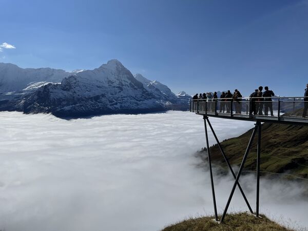 First Cliff Walk - смотровая площадка над пропастью с видом на Альпы в Швейцарии. - Sputnik Таджикистан