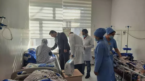 Аёдати Ҷамолиддин Абдуллозода, вазири тандурустии Тоҷикистон аз ҳоли беморон дар шифохонаҳо - Sputnik Тоҷикистон